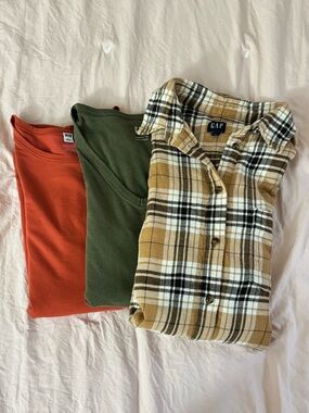 GAP Tan & Black Plaid Flannel Shirt with Orange and Olive Tees Set | gap, uniqlo